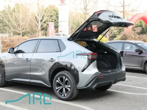 Mobil Toyota BZ4X tahun 2022