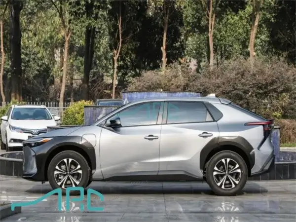 Mobil Toyota BZ4X tahun 2022